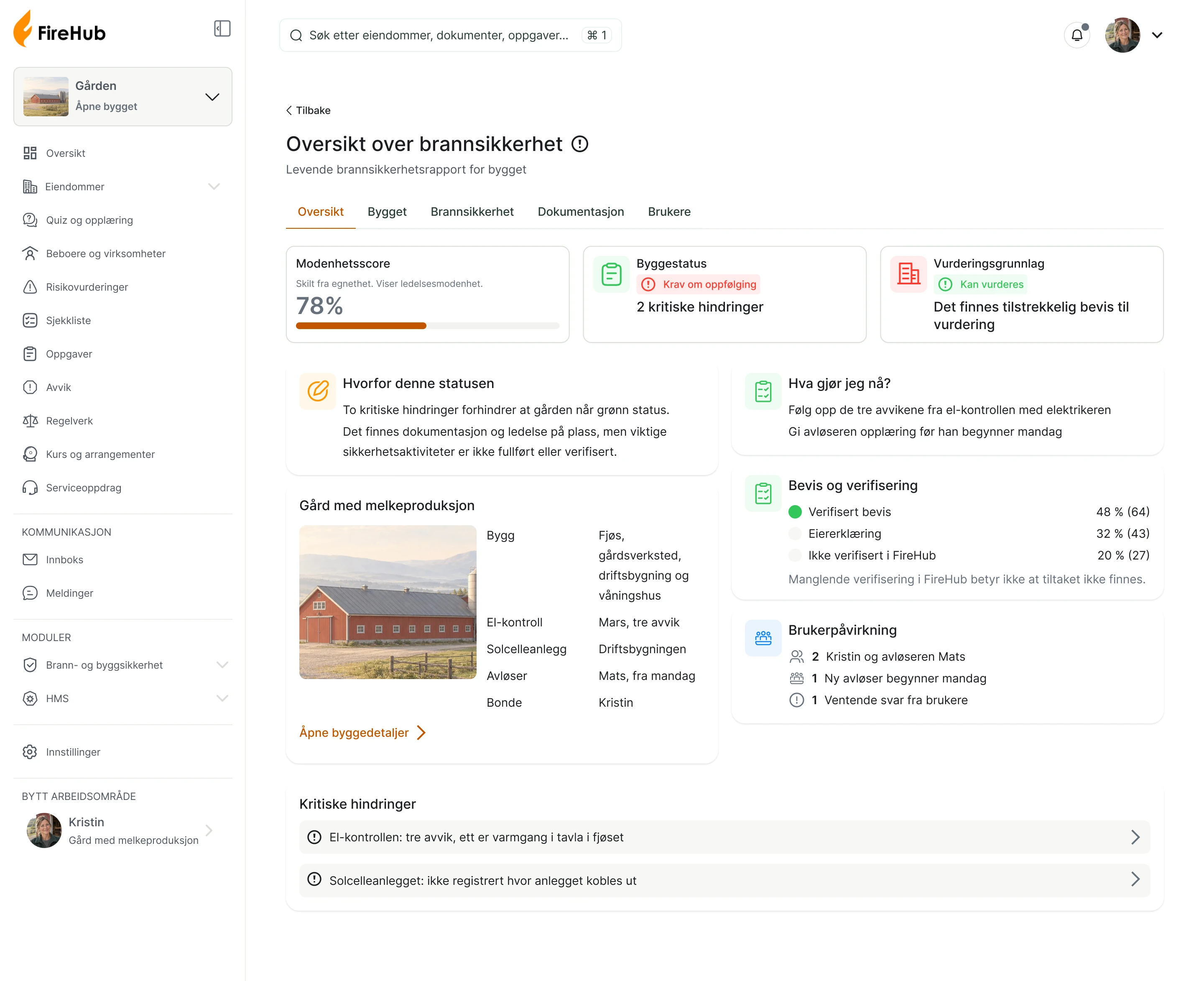 Skjermbilde av FireHub på en datamaskin: oversikten over brannsikkerheten for gården, med modenhetsscore, status, hva som bør gjøres nå og to kritiske hindringer.