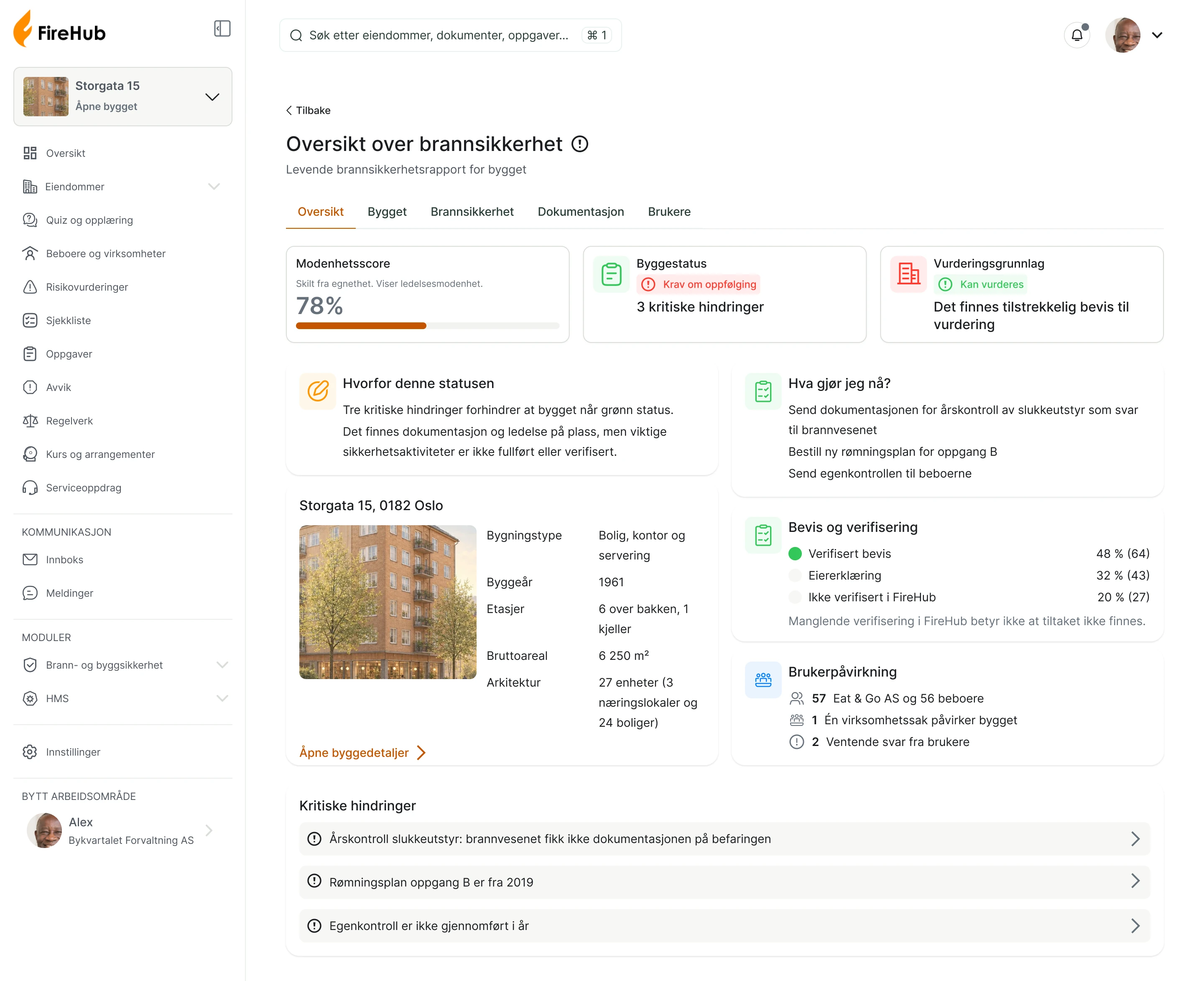 Skjermbilde av FireHub på en datamaskin: oversikten over brannsikkerheten for Storgata 15 etter tilsynet, med modenhetsscore, tre kritiske hindringer og de tre avvikene fra pålegget under «Hva gjør jeg nå?».