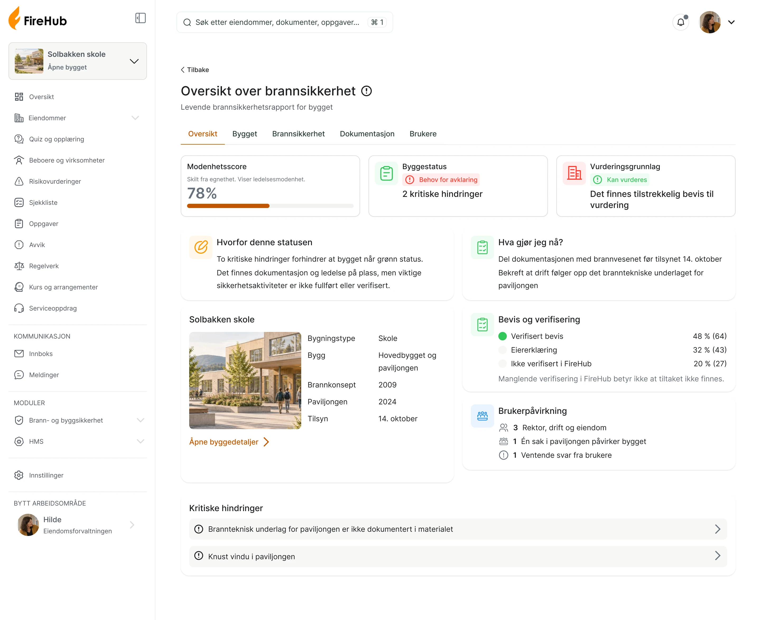 Skjermbilde av FireHub på en datamaskin: oversikten over brannsikkerheten for Solbakken skole, med modenhetsscore, status, hva som bør gjøres nå og to kritiske hindringer.